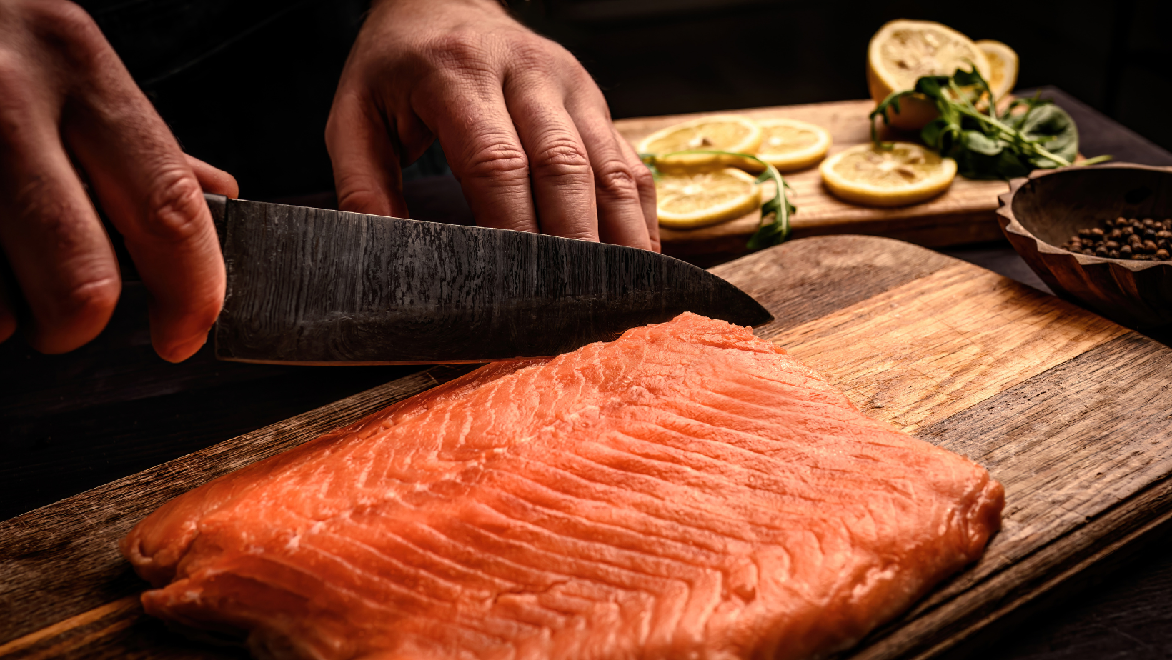 Couteau artisanal et planche de découpe en bois pour cuisine haut de gamme.